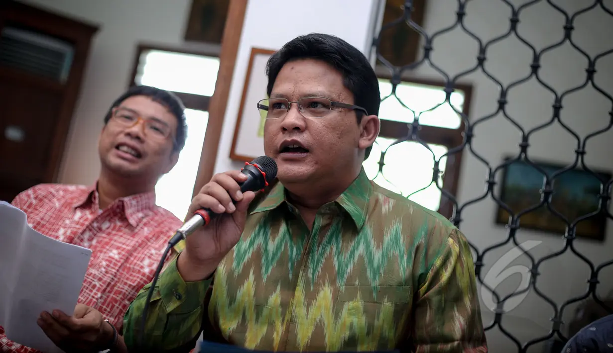 Ketua PBH Peradi Rivai Kusumanegara (kanan) berbicara saat diskusi terkait Putusan Mahkamah Konstitusi di Jakarta, Jumat (8/5/2015). Diskusi membahas tentang Wajah Baru Praperadilan Pasca Putusan Mahkamah Konstitusi. (Liputan6.com/Faizal Fanani)