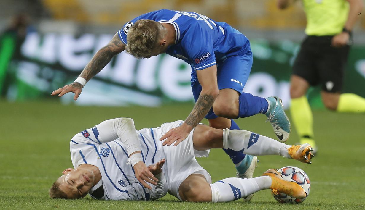 Penyerang Dynamo Kyiv, Vladyslav Supriaha, berebut bola dengan gelandang Gent, Niklas Dorsch, pada laga kedua play-off Liga Champions di Stadion Olimpiade Kiev, Rabu (30/9/2020) dini hari WIB. Dynamo Kyiv menang 3-0 atas Gent. (AP Photo/Efrem Lukatsky)