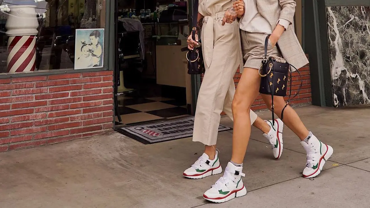 Panduan Gaya Terkini dengan Colorful Sneakers