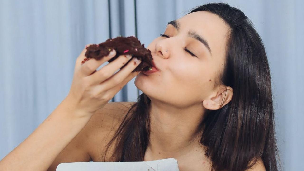 Perut Sudah Kenyang, Tapi Masih Ingin Makanan Manis? Ini Penjelasannya Menurut Sains!