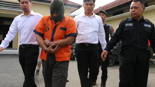 HS alias Kanjeng Sultan ditangkap polisi Kebumen lantaran diduga mencabuli gadis atau anak di bawah umur. (Foto: Liputan6.com/Polres Kebumen/Muhamad Ridlo)