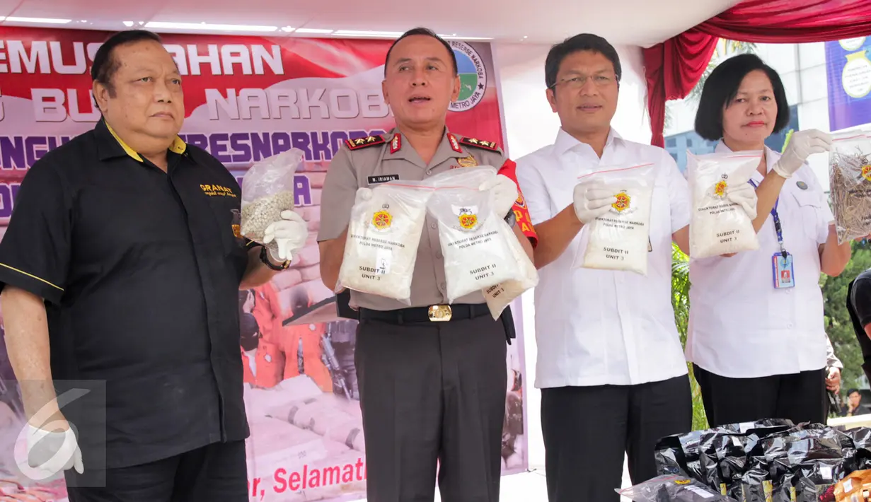 Kapolda Metro Jaya, Irjen Pol M Iriawan menunjukan barang bukti narkotika yang akan dimusnahkan di Jakarta, Kamis (2/3). Kepolisian memusnahkan barang bukti berupa 117,43 kg shabu, 228.978 butir ekstasi, 22.360 butir Erimin H5. (Liputan6.com)