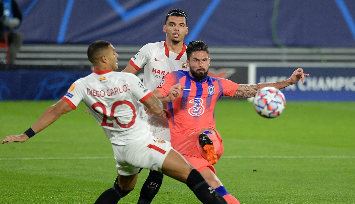 5. Olivier Giroud (Chelsea/ 34 tahun) - Striker asal Prancis ini membuat 4 gol saat Chelsea melawan tuan rumah Sevilla di Ramon Sanchez Pizjuan stadium pada matchday ke-5 Grup E (2/12/2020). Hasil akhir, Chelsea menang 4-0 atas Sevilla. (AFP/Cristina Quicler)