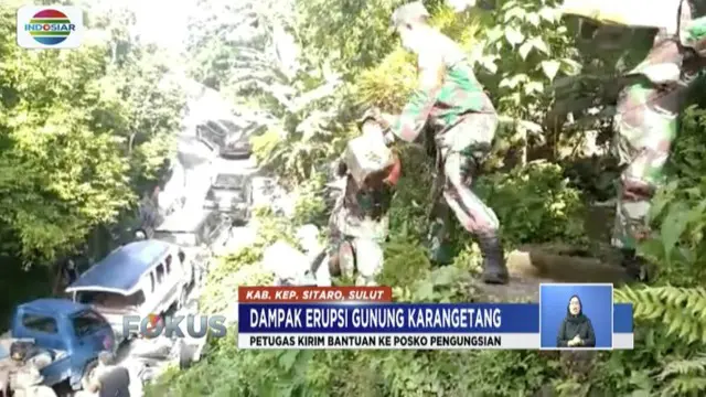 Lava Gunung Karangetang terus mengalir, warga sekitar lereng gunung dievakuasi ke perkotaan.