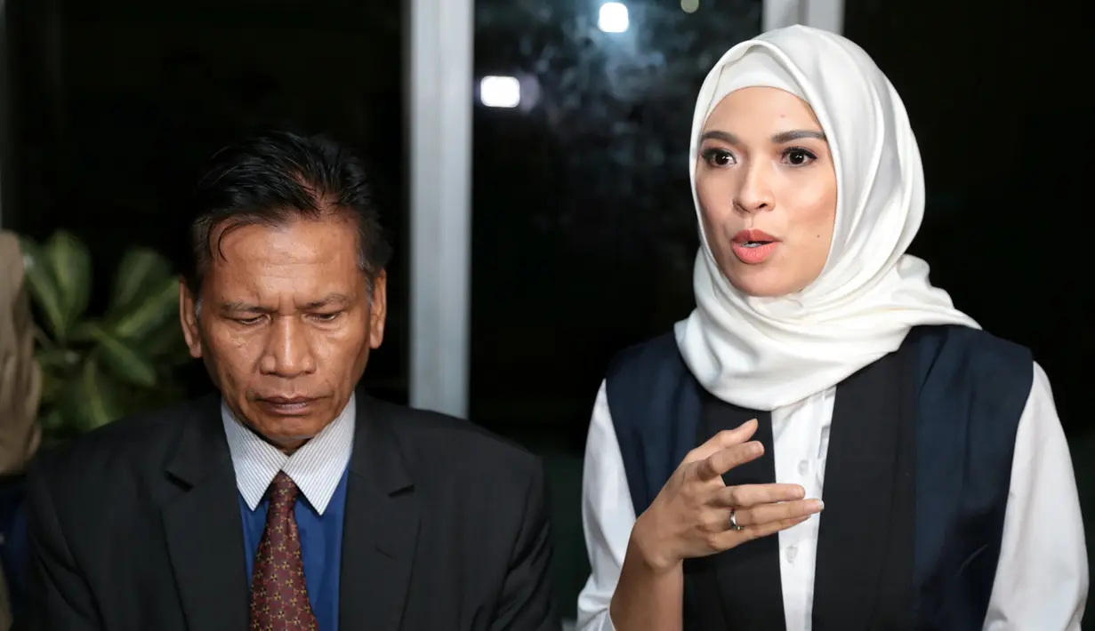 Bersama dengan kuasa hukumnya, Delia yang mengaku hanya sebagai saksi dan tidak tahu terlibat dalam bisnis, melaporkan balik dengan pasak pencemaran nama baik. (Adrian Putra/Bintang.com)