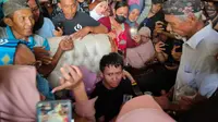 Ratusan warga menyambut kedatangan Pegi Setiawan di Blok Simaja, Desa Kepompongan, Kecamatan Talun, Kabupaten Cirebon usai diputus bebas. (Liputan6.com/ Panji Prayitno)