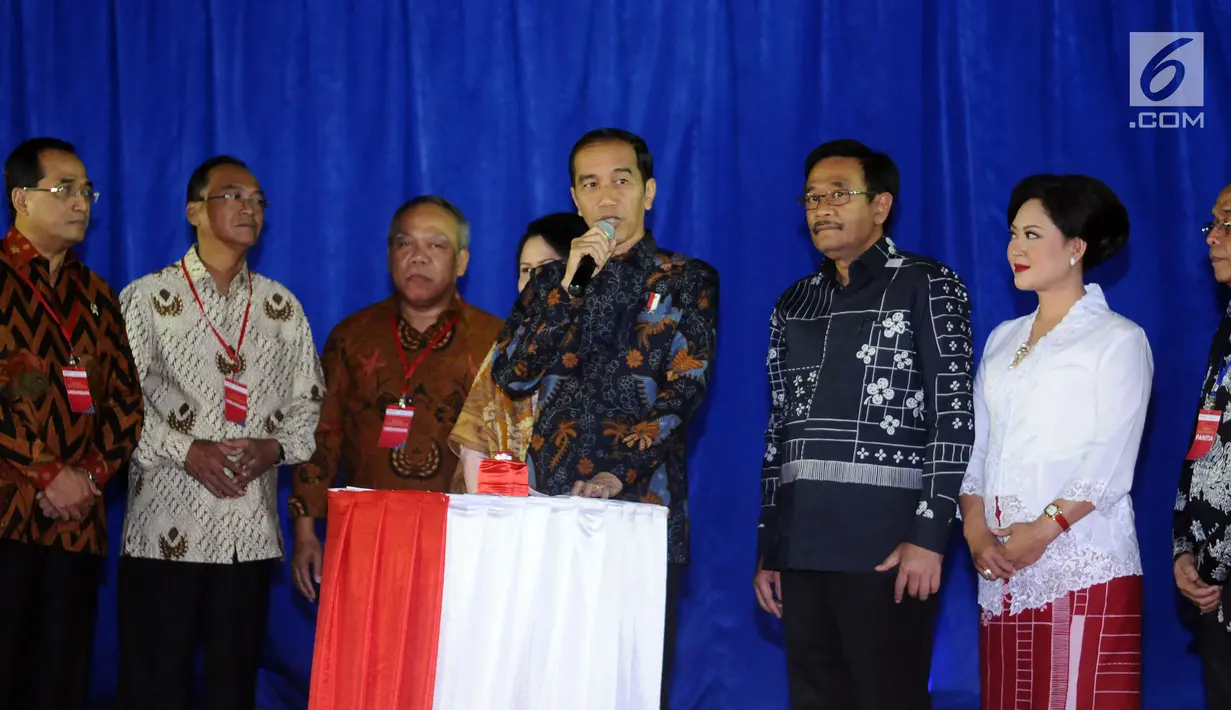 Presiden RI, Joko Widodo (tengah) jelang meresmikan Simpang Susun Semanggi  di  Jakarta, Kamis (17/8). Ditemani Gubernur DKI Jakarta Djarot Saiful Hidayat, Presiden Jokowi meresmikan Simpang Susun Semanggi. (Liputan6.com/Helmi Fithriansyah)