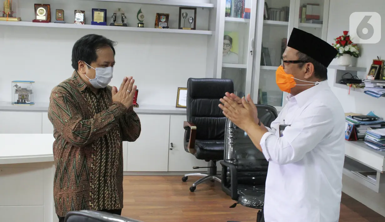 Direktur KSKK Madrasah Ditjen Pendis Kemenag Dr. A. Umar, M.A berbincang dengan Presdir Smartfren Merza Fachys usai MoU di Jakarta, Senin (21/9/2020). Smartfren memberikan kartu perdana gratis untuk Madrasah se-Indonesia guna mendukung program Pembelajaran Jarak Jauh. (Liputan6.com/HO/Agus)