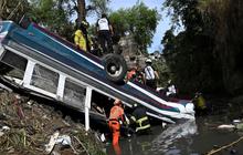 FOTO: Kecelakaan Maut Bus Penuh Sesak Terjun ke Jurang, 51 Orang Tewas