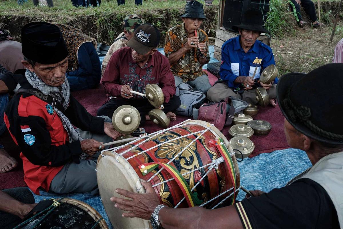 FOTO: Pacu Jawi Kembali Hidupkan Tradisi Sawah Berlumpur