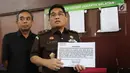 Jaksa Penuntut Umum selaku eksekutor, Heri Jerman bersiap memasang pengumuman pembekuan Jamaah Ansharut Daulah (JAD) di PN Jakarta Selatan, Senin (6/8). Pemasangan pengumuman sebagai bentuk telah mengeksekusi korporasi JAD. (Liputan6.com/Herman Zakharia)