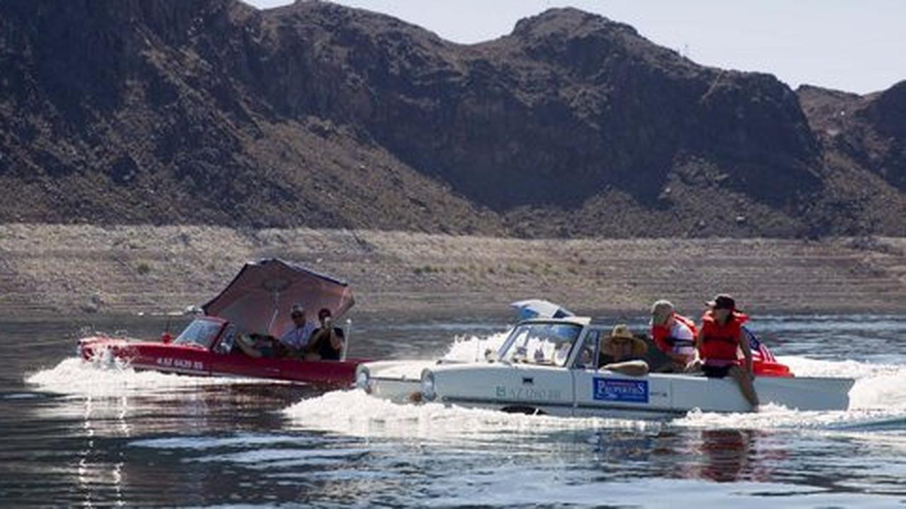 Keseruan menyusuri danau dengan mobil perahu