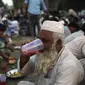 Orang-orang berbuka puasa selama bulan suci Ramadhan di pinggir jalan, di Islamabad, Pakistan, Selasa, 5 April 2022. Umat Muslim di seluruh dunia menjalankan Ramadhan, di mana mereka menahan diri dari makan, minum, merokok dan seks dari fajar hingga senja. (AP Photo/Rahmat Gul)