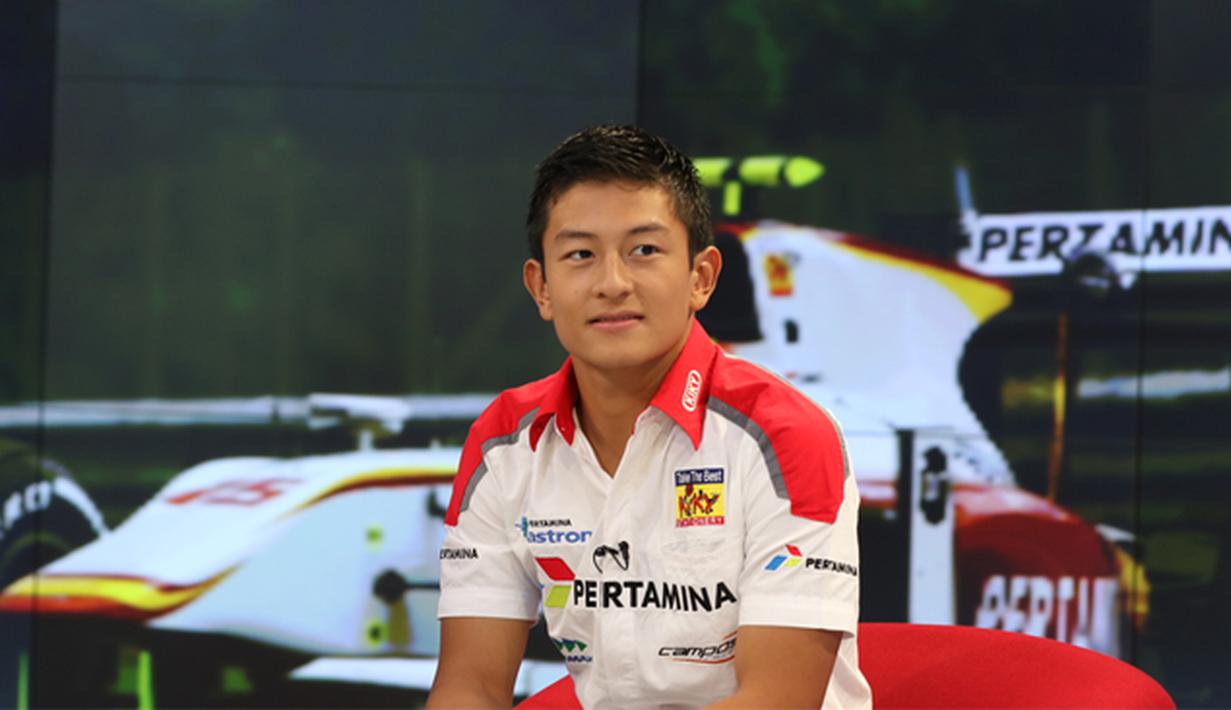 Pebalap Rio Haryanto menunggu proses syuting untuk sesi wawancara bersama SCTV di SCTV Tower, Jakarta, Jumat (1/8/2015).  (Bola.com/Vitalis Yogi)