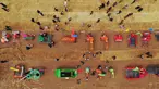 Foto dari udara menunjukkan warga desa membeli sejumlah mesin pertanian di Haiyuan, Zhongwei, Daerah Otonom Etnis Hui Ningxia, China, Selasa (22/9/2020). Pameran mesin pertanian meramaikan festival panen petani China. (Xinhua/Wang Peng)