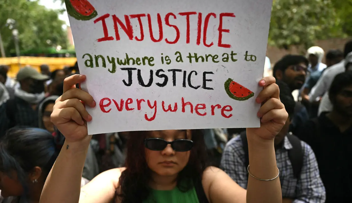 Seorang aktivis memegang poster berisi pesan selama demonstrasi mengekspresikan solidaritasnya terhadap Palestina, di New Delhi pada tanggal 1 Juni 2024. (Arun SANKAR/AFP)