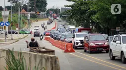Kemacetan kendaraan saat melintasi Jalan Raya Sawangan di Depok, Jawa Barat, Sabtu (28/11/2020). Pelaksanaan pembebasan lahan dan pembangunan jalan nasional tersebut akan dikerjakan Kementerian Pekerjaan Umum dan Perumahan Rakyat (PUPR). (Liputan6.com/Immanuel Antonius)