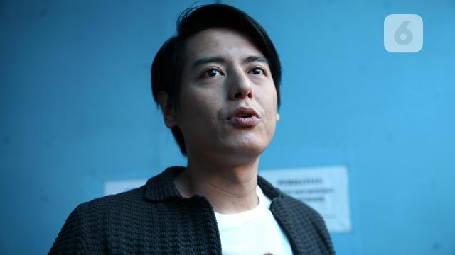 Roger Danuarta Diantar Cut Meyriska Saat Masuk Islam Showbiz