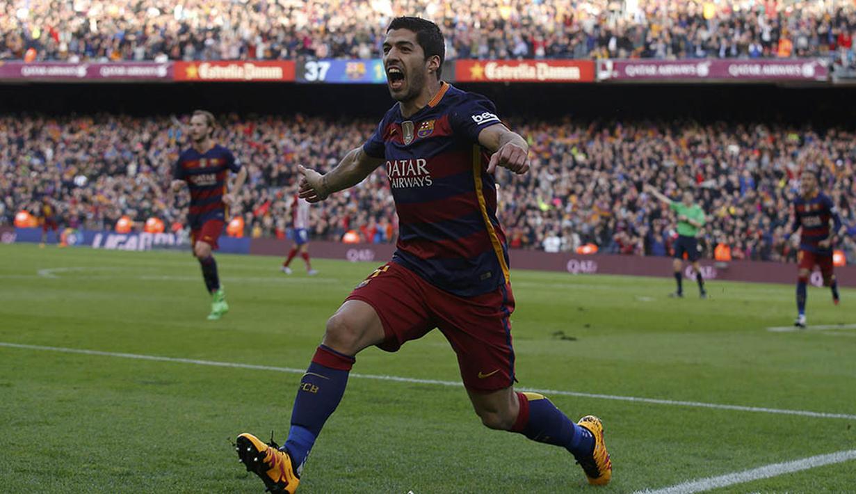 Striker Barcelona, Luis Suarez, merayakan gol yang dicetaknya ke gawang Atletico Madrid. Gol kemenangan Barca itu dicetak Suarez pada menit ke-38. (Reuters/Albert Gea)