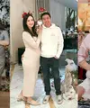 Di momen Natal pertama mereka sebagai pasangan suami istri, Jessica Mila dan Yakup Hasibuan kompak kenakan outfit nuansa abu-abu. [@yakubhasibuan]