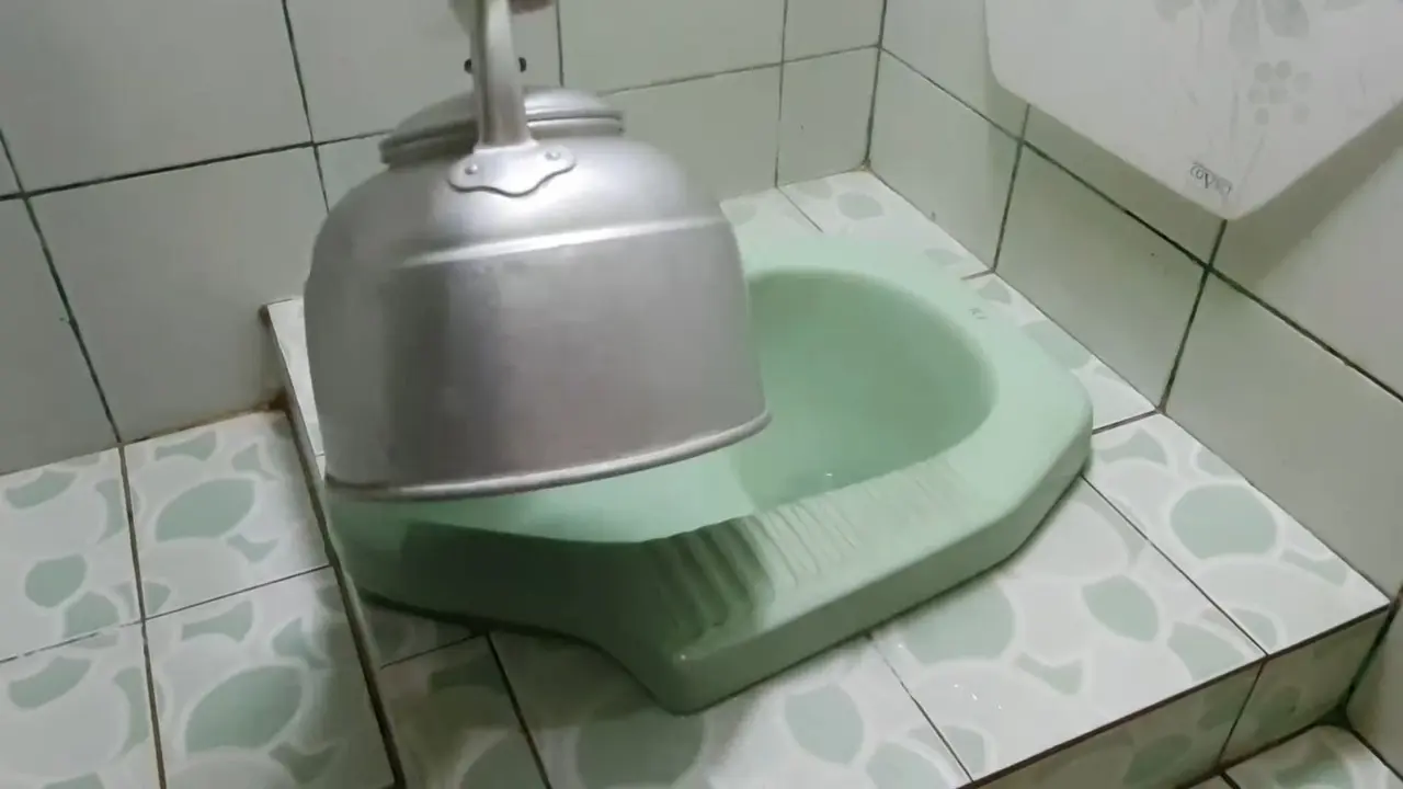 6 Cara Mengatasi WC Jongkok Tersumbat dengan Mudah dan Cepat, Bisa Dipraktikkan