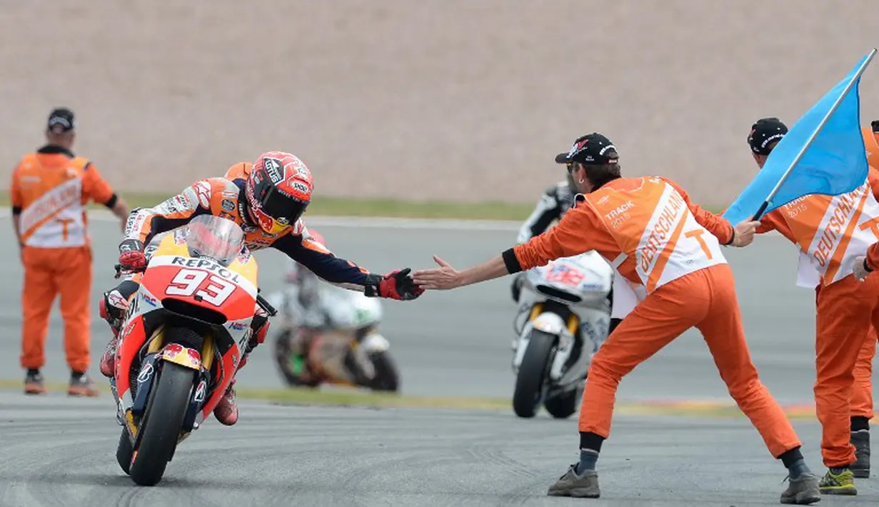 Selebrasi kemenangan Marquez. (AFP PHOTO/ROBERT MICHAEL)