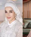 Sebagai content creator, Tasya Farasya sangat kreatif dalam membuat kreasi-kreasi makeup yang seru dan kekinian. Kali ini, ia hadir dengan gaya ala Anisha Rosnah di hari pernikahan. [Foto: Instagram/Tasya Farasya]