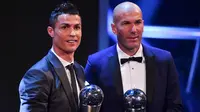 Pelatih Real Madrid, Zinedine Zidane berpose dengan Cristiano Ronaldo setelah meraih penghargaan pelatih terbaik pada acara The Best FIFA Football Awards 2017 di London,Inggris (23/10). (AFP Photo/Ben Stansall)