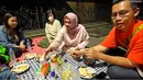 <p>Mama Rieta makan di pinggir Jalan. (Youtube/Hobby Makan)</p>