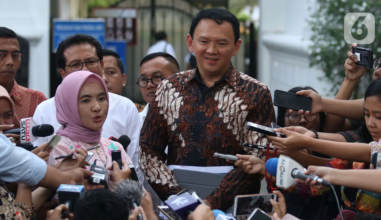 Komisaris Utama Pertamina Basuki Tjahaja Purnama memberikan keterangan usai menemui Presiden Joko Widodo di Istana, Jakarta, Senin (9/12/2019). Pertemuan tersebut Presiden meminta agar memperbaiki defisit neraca perdagangan kita di sektor petrokimia dan migas. (Liputan6.com/Angga Yuniar)