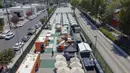 Pemandangan udara dari Tarzana Tiny Home Village terlihat di lingkungan Tarzana, Los Angeles, California, Amerika Serikat, 9 Juli 2021. Tarzana Tiny Home Village adalah rumah prefabrikasi sangat kecil yang dipasang di tempat parkir di Los Angeles. (Robyn Beck/AFP)