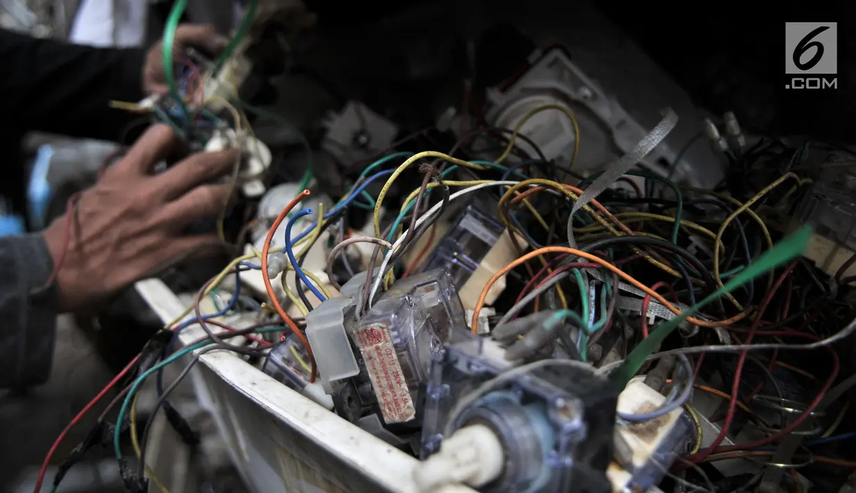 Sejumlah barang bekas terlihat di tempat pengepulan sampah elektronik, Jakarta, Rabu (7/8/2019). Sepanjang Januari-Juni 2019, Dinas Lingkungan Hidup (DLH) Provinsi DKI Jakarta telah memproses lebih dari 1 ton sampah elektronik yang berasal dari rumah tangga dan industri. (merdeka.com/Iqbal Nugroho)