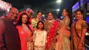 Di akun Instagramnya, terdapat tiga foto yang diunggah Sridevi saat hadir di pesta pernikahan tersebut. Ini adalah salah satunya, di mana Srodevi tampak sedang berfoto bersama dengan orang-orang terkasihnya. (Instagram/sridevi.kapoor)