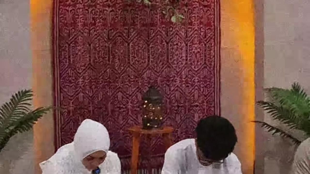 "Kesederhanaan, doa, dan kehangatan cinta kalian mengisi hari ini dengan berkah. Setiap senyuman, setiap pelukan, dan setiap kata bijak mengingatkan saya betapa beruntungnya saya memiliki keluarga seperti kalian. Terima kasih telah menjadikan ini perayaan