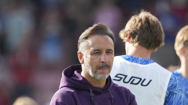 Manajer Wolverhampton Wanderers, Vitor Pereira, bertepuk tangan kepada para pendukung yang datang di akhir pertandingan Liga Inggris antara Bournemouth dan Wolverhampton Wanderers di Bournemouth, Inggris, Sabtu, 23 Agustus 2025. (AP Photo/Sean Ryan)