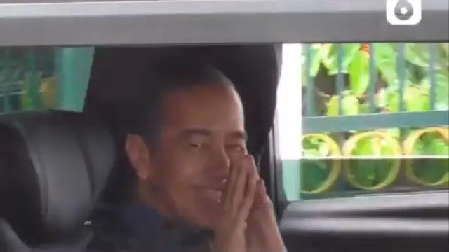 Mantan Presiden Jokowi tampak membuka kaca mobil ketika selesai bertemu Sri Sultan Hamengkubuwono X