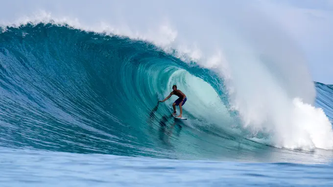 'Menaklukkan' Ganasnya Ombak Laut di Pulau Nias