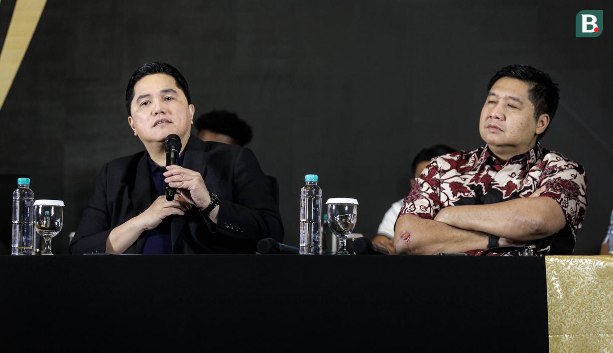 Ketua Umum PSSI, Erick Thohir (kiri) memberikan keterangan di samping Ketua Steering Committee Piala Presiden 2025, Maruarar Sirait dalam konferensi pers Piala Presiden 2025 di Menara Danareksa, Jakarta, Jumat (13/06/2025). (Bola.com/Bagaskara Lazuardi)