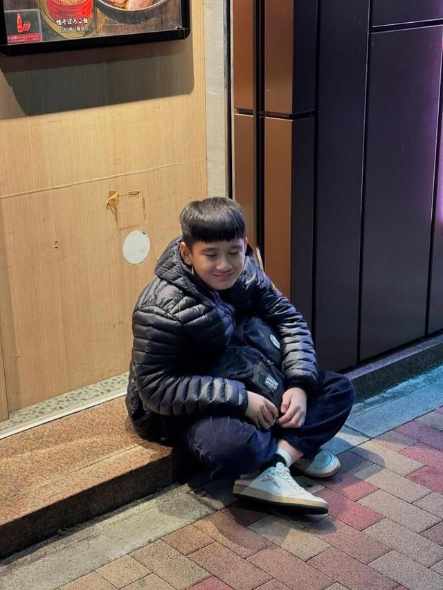 Ekspresi Rafathar duduk di pinggir jalan Jepang. (credit: instagram.com/raffinagita1717)