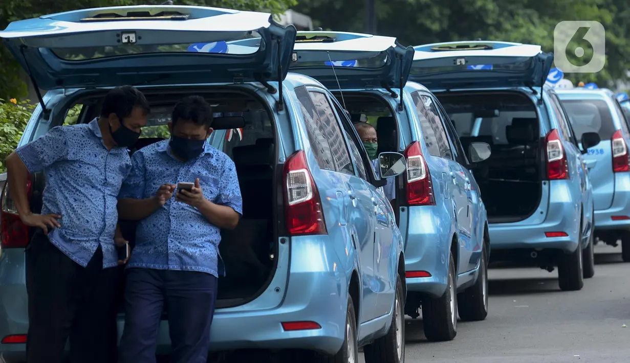 Sopir taksi menunggu penumpang di kawasan Jalan Jenderal Sudirman, Jakarta, Jumat (1/5/2020). Para pengemudi taksi mengaku sulit mendapatkan penumpang di tengah penerapan Pembatasan Sosial Berskala Besar (PSBB) akibat pandemi COVID-19. (merdeka.com/Imam Buhori)