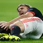 Bek Manchester United, Luke Shaw kesakitan usai di tekel bek PSV, Hector Moreno pada pertandingan Grup B Liga Champions di Stadion Philips, Belanda (16/9/2015). Kaki kanan Shaw dikabarkan patah setelah dilanggar. (Reuters/Andrew Couldridge)