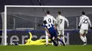 Penjaga gawang Juventus Wojciech Szczesny (kiri) gagal menghentikan bola tendangan pemain Porto Sergio Oliveira (27) pada pertandingan leg kedua babak 16 besar Liga Champions di Turin, Italia, Selasa (9 /3/2021). Juventus harus tersingkir dari Liga Champions. (Fabio Ferrari/LaPresse via AP)
