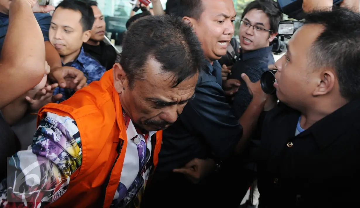 Wali Kota Madiun Bambang Irianto berjalan keluar meninggalkan gedung KPK, Jakarta, usai menjalani pemeriksaan, Rabu (23/11). KPK resmi menahan Bambang Irianto terkait dugaan kasus korupsi Pasar Besar Madiun tahun 2009-2012. (Liputan6.com/Helmi Afandi)