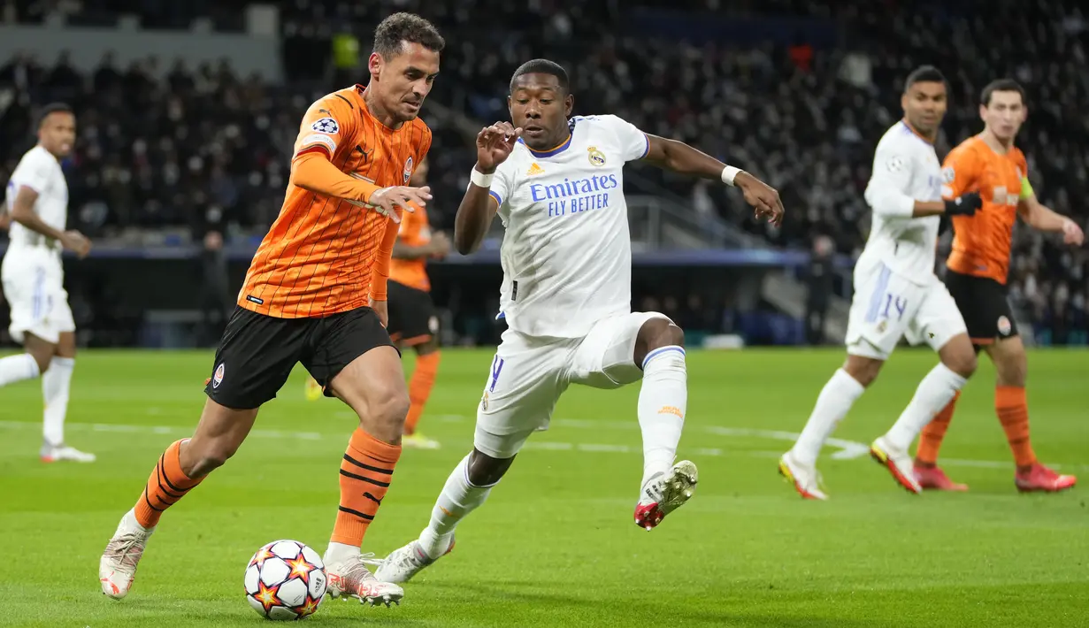 Bek Real Madrid David Alaba menantang gelandang Shakhtar Donetsk, Alan Patrick dalam matchday keempat Grup D Liga Champions di Stadion Santiago Bernabeu, Kamis (4/11/2021) dini hari WIB.  Real Madrid sukses mengalahkan Shakhtar Donetsk dengan skor tipis 2-1. (AP Photo/Manu Fernandez)