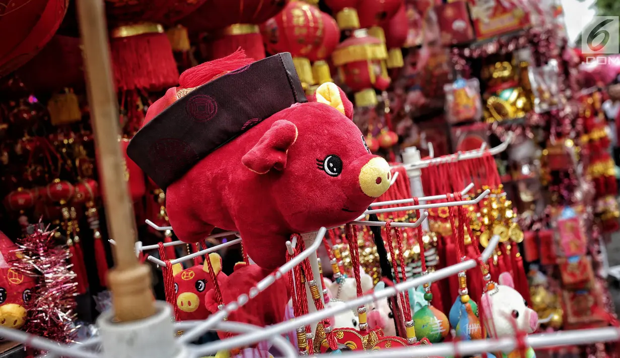 Boneka babi menyambut Imlek dijual di Pasar Pancoran Glodok, Tamansari, Jakarta, Minggu, (21/1). Selain boneka, pernak-pernik yang menjadi incaran pembeli jelang Imlek seperti lampion, kartu Imlek, baju, dan hiasan rumah. (Liputan6.com/Faizal Fanani)