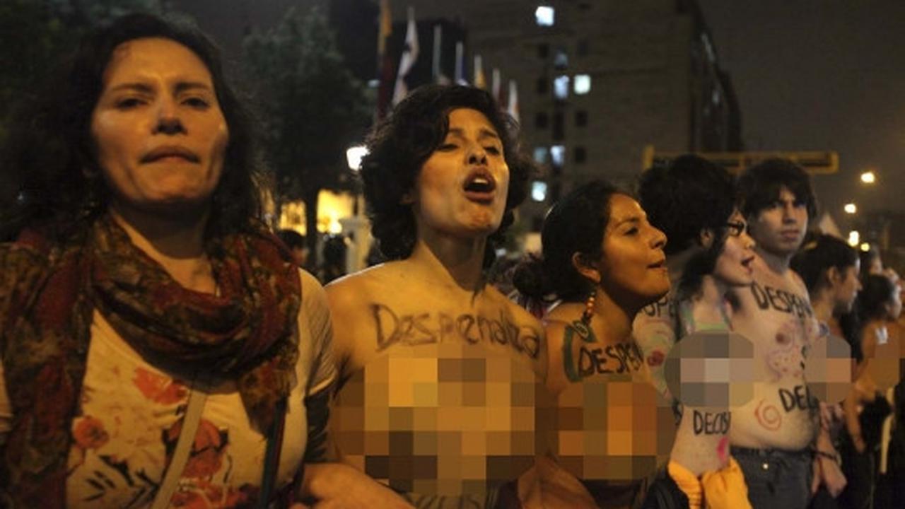 Puluhan wanita pro-aborsi nekat umbar payudara di jalanan Peru
