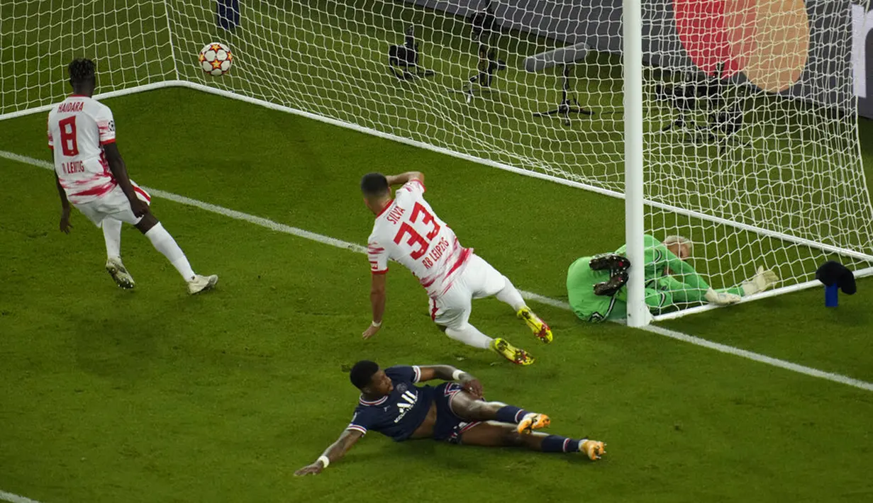 Pemain RB Leipzig Andre Silva (tengah) mencetak gol ke gawang kiper Paris Saint-Germain Keylor Navas (kanan) pada pertandingan sepak bola Grup A Liga Champions di Stadion Parc des Princes, Paris, Prancis, Selasa (19/10/2021). Paris Saint-Germain (PSG) menang 3-2. (AP Photo/Christophe Ena)
