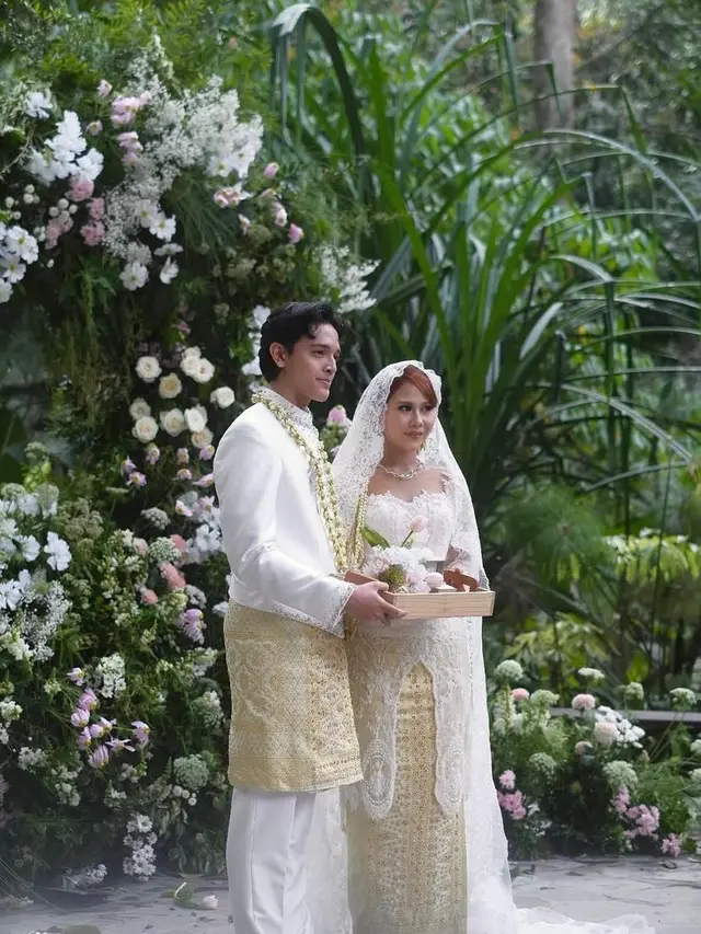 Pesona Nadin Amizah dalam Balutan Kebaya Putih dan Veil Renda di Hari Pernikahannya