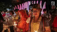 Massa aksi damai tergabung dalam Pencinta NKRI dan Pancasila menyalakan lilin dengan menggelar doa bersama untuk Papua di Tugu Proklamasi, Menteng, Jakarta, Selasa (20/8/2019). Aksi dengan menyalakan lilin sebagai bentuk solidaritas untuk perdamaian di Tanah Papua. (Liputan6.com/Faizal Fanani)