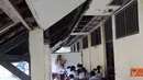 Citizen6, Bekasi: Bahkan murid-murid yang kelasnya mengalami kerusakan sangat parah terpaksa, belajar di koridor sekolah guna menghindari korban jiwa. (Pengirim: SDN Pasirranji 04)